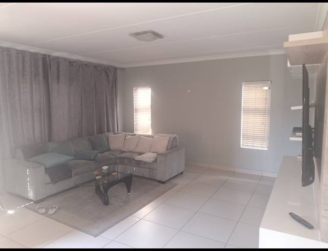 3 BEDROOM FREEHOLD FOR SALE IN RUA VISTA